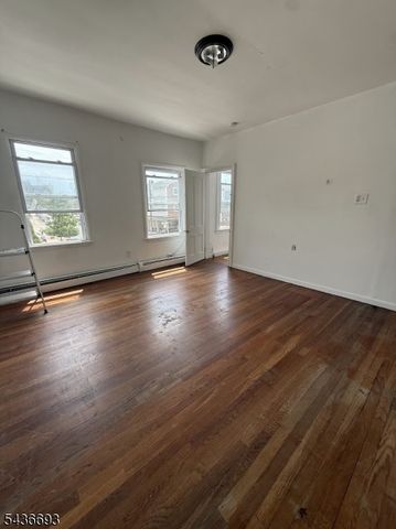 40 Smith St, Elizabeth City, NJ 07201