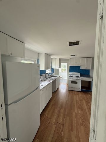 40 Smith St, Elizabeth City, NJ 07201