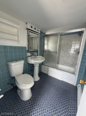 40 Smith St, Elizabeth City, NJ 07201
