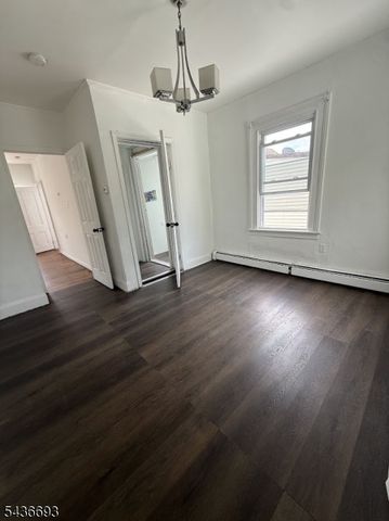 40 Smith St, Elizabeth City, NJ 07201