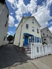 40 Smith St, Elizabeth City, NJ 07201