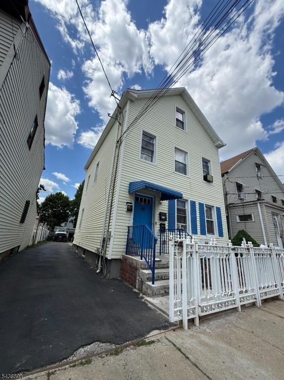 40 Smith St, Elizabeth City, NJ 07201