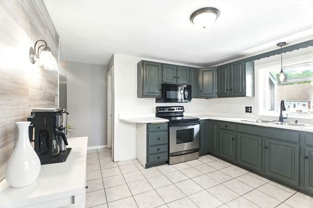 42 Jacob St, Chicopee, MA 01020