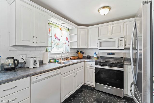 1005 Leslie Lane, Girard, OH 44420