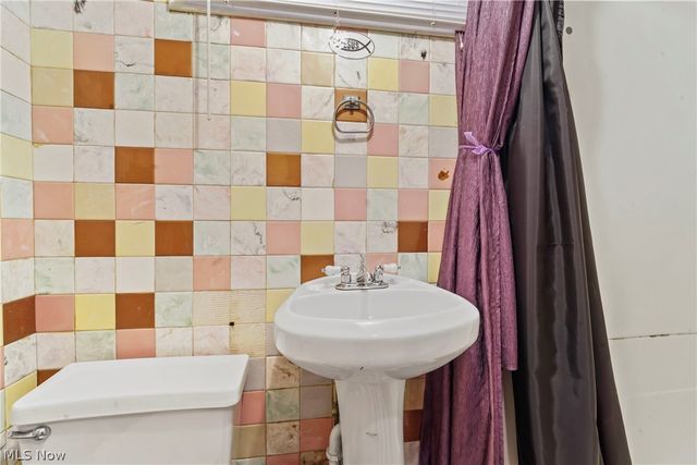 1005 Leslie Lane, Girard, OH 44420