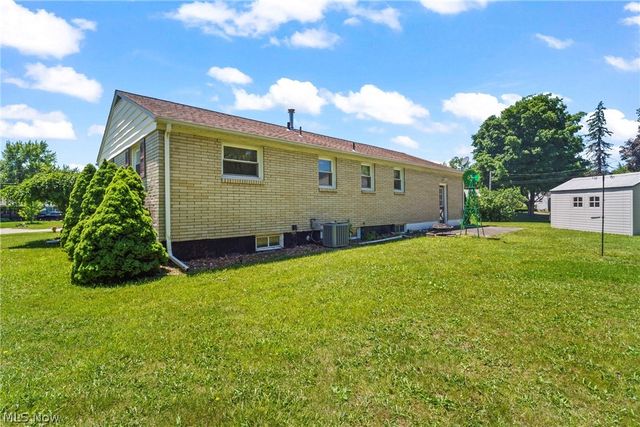 1005 Leslie Lane, Girard, OH 44420