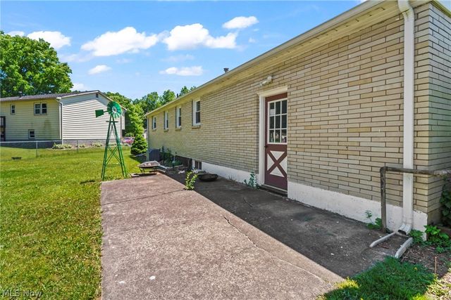 1005 Leslie Lane, Girard, OH 44420