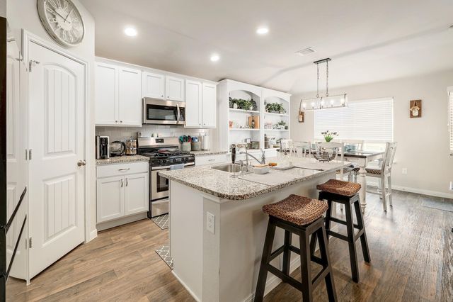 606 Marimoor DR, Hutto, TX 78634