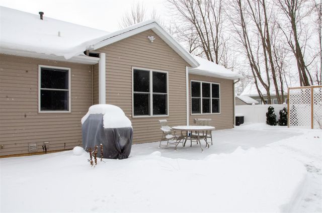 2150 Oak Leaf Trail, Portage, MI 49024