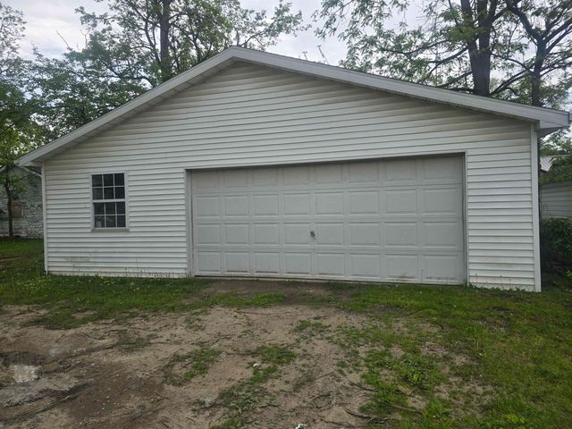 2066 E Bristol Road, Burton, MI 48529