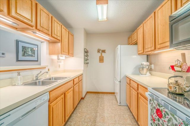 204 Marigold Circle, Westland, MI 48185