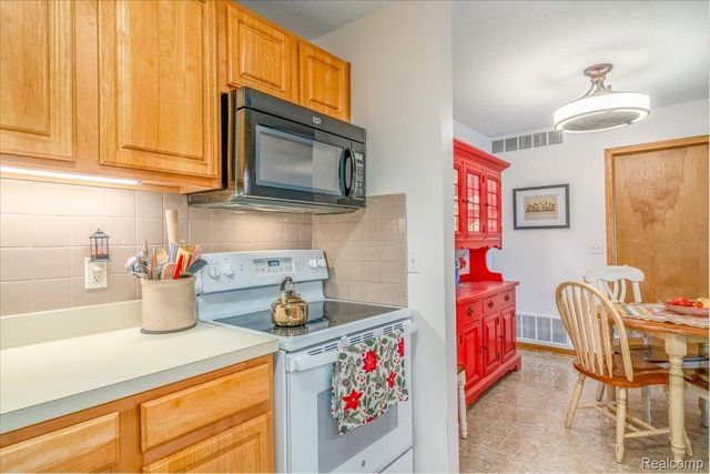 204 Marigold Circle, Westland, MI 48185