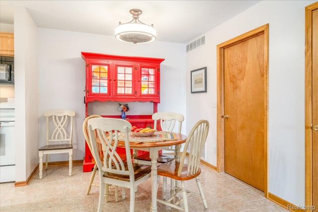 204 Marigold Circle, Westland, MI 48185