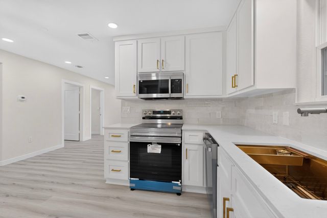 1103 N Sherman Street, Ennis, TX 75119