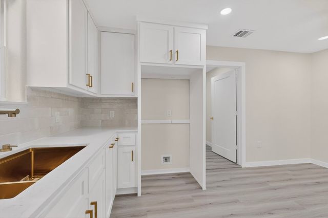 1103 N Sherman Street, Ennis, TX 75119