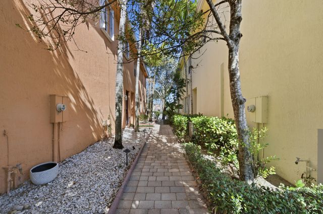 1725 Carvelle Drive, Riviera Beach, FL 33404