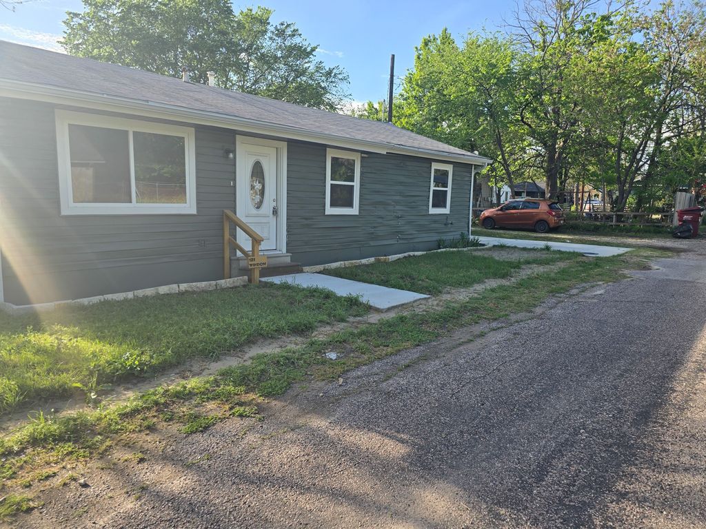 121 Windom Street A, Farmersville, TX 75442