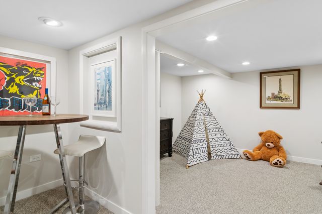 6755 N Jean Avenue, Chicago, IL 60646