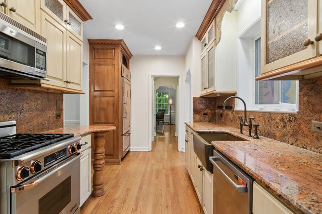 6755 N Jean Avenue, Chicago, IL 60646