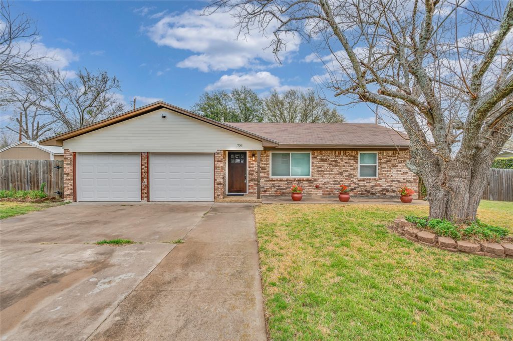 706 Krueger Street, Clifton, TX 76634
