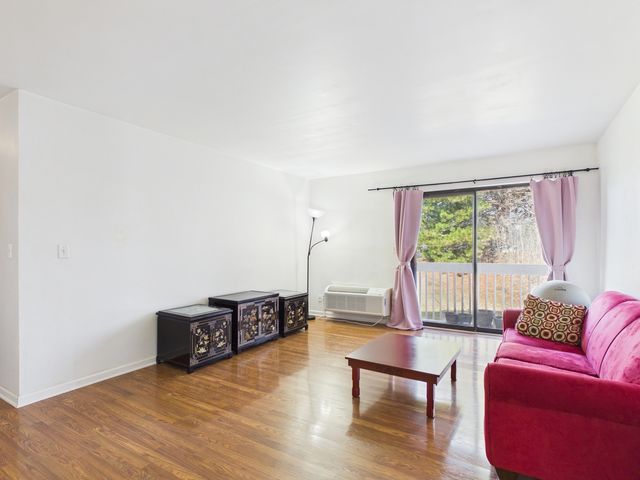 820 N Lakeside Drive 2C, Vernon Hills, IL 60061