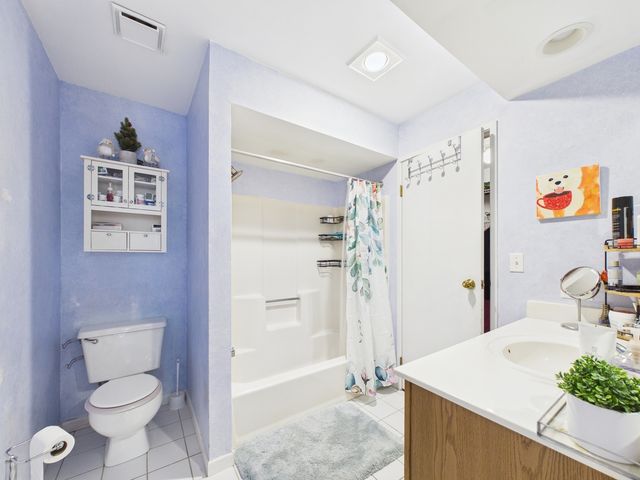 820 N Lakeside Drive 2C, Vernon Hills, IL 60061