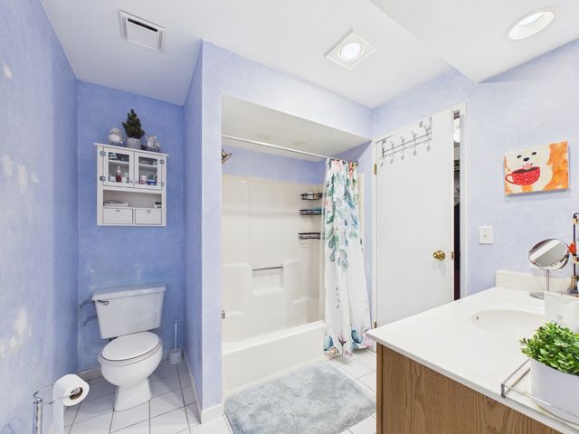 820 N Lakeside Drive 2C, Vernon Hills, IL 60061