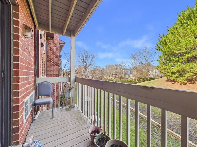 820 N Lakeside Drive 2C, Vernon Hills, IL 60061