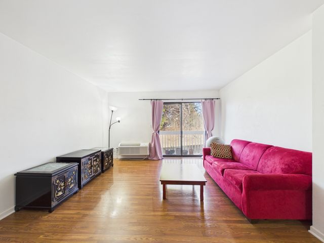 820 N Lakeside Drive 2C, Vernon Hills, IL 60061