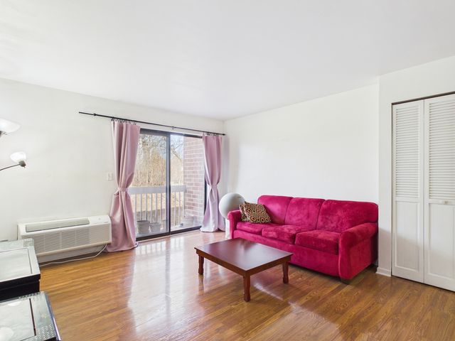 820 N Lakeside Drive 2C, Vernon Hills, IL 60061