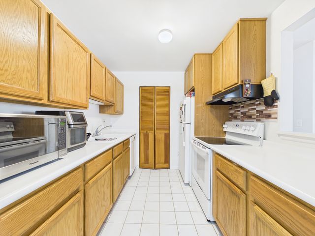 820 N Lakeside Drive 2C, Vernon Hills, IL 60061