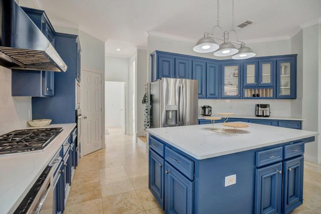 301 Winding Oak Lane S, League City, TX 77573