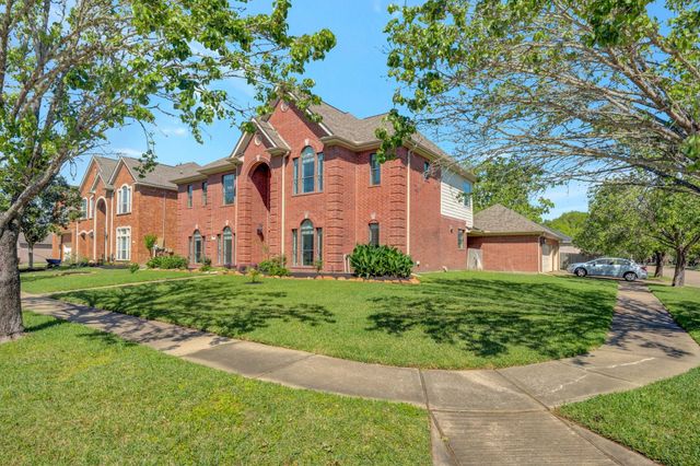 301 Winding Oak Lane S, League City, TX 77573