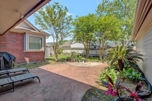 301 Winding Oak Lane S, League City, TX 77573