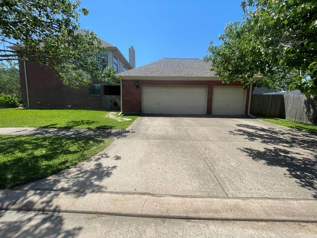 301 Winding Oak Lane S, League City, TX 77573