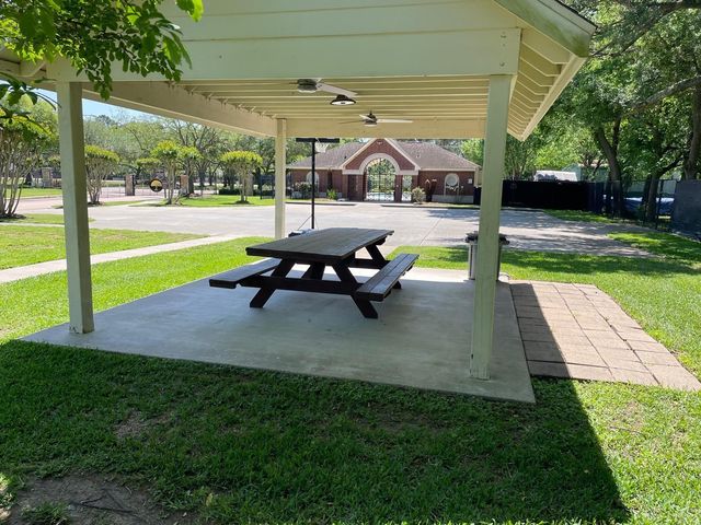 301 Winding Oak Lane S, League City, TX 77573