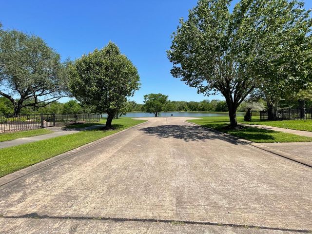301 Winding Oak Lane S, League City, TX 77573