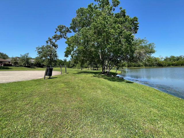 301 Winding Oak Lane S, League City, TX 77573