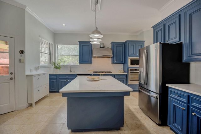301 Winding Oak Lane S, League City, TX 77573