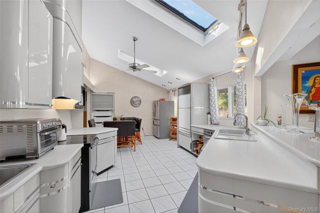 10 Sunrise Drive, Putnam Valley, NY 10579