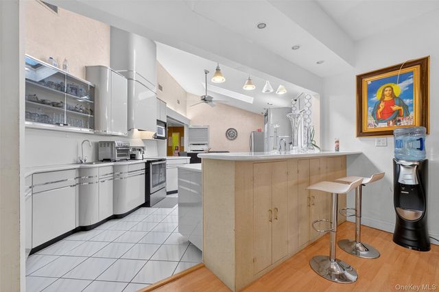 10 Sunrise Drive, Putnam Valley, NY 10579