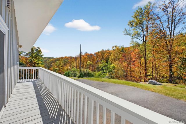 10 Sunrise Drive, Putnam Valley, NY 10579