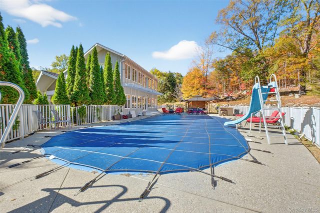 10 Sunrise Drive, Putnam Valley, NY 10579