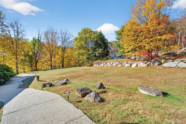 10 Sunrise Drive, Putnam Valley, NY 10579