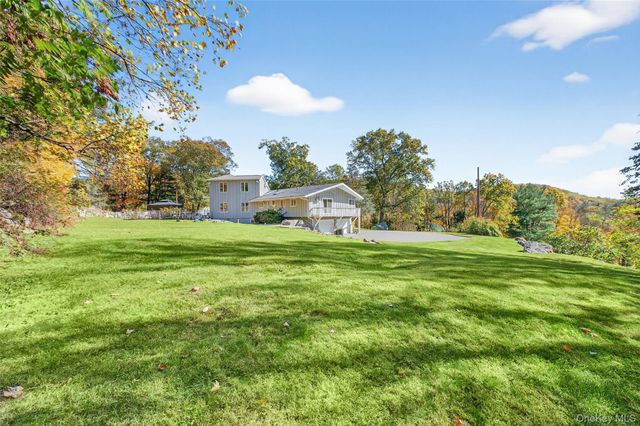 10 Sunrise Drive, Putnam Valley, NY 10579