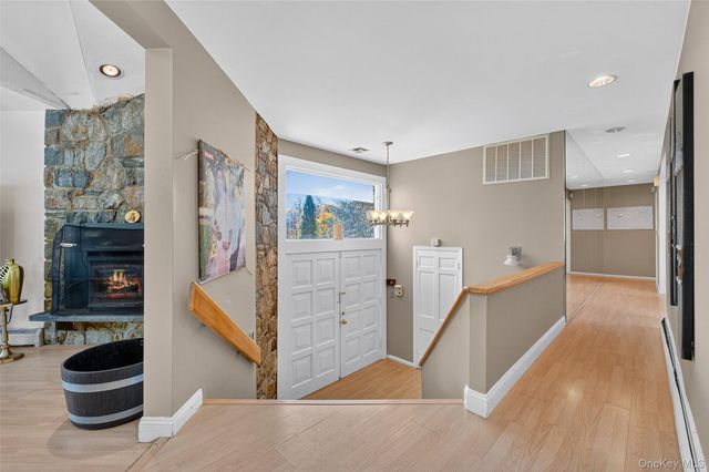 10 Sunrise Drive, Putnam Valley, NY 10579