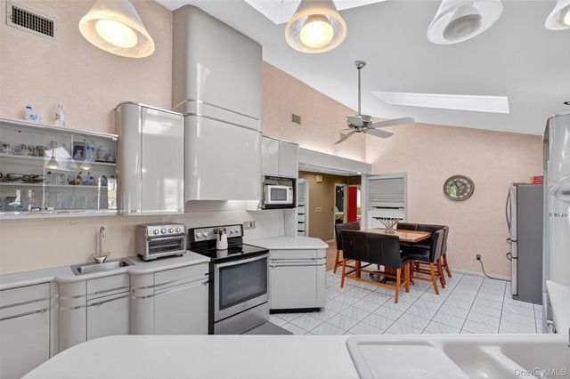 10 Sunrise Drive, Putnam Valley, NY 10579