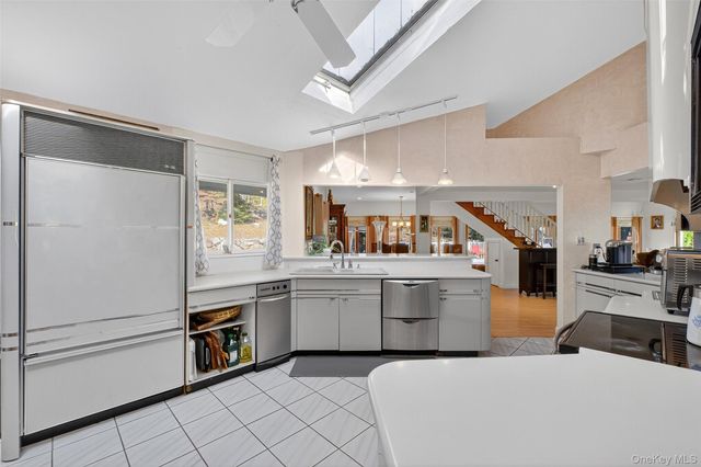 10 Sunrise Drive, Putnam Valley, NY 10579