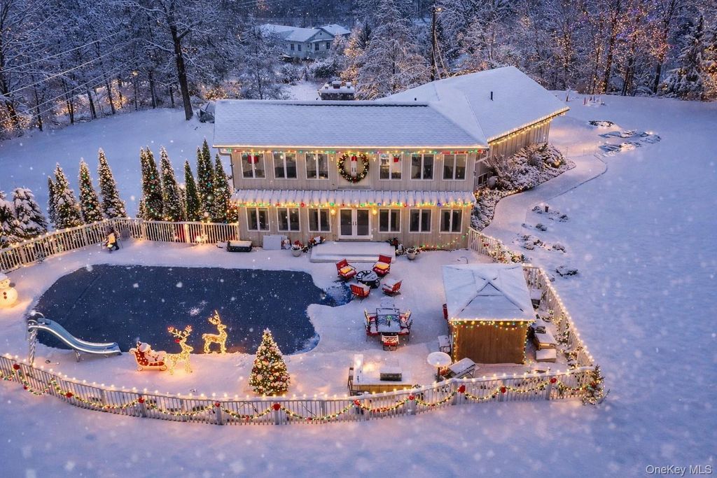 10 Sunrise Drive, Putnam Valley, NY 10579