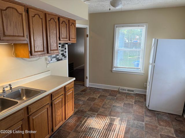 1721 Model Rd, Louisville, KY 40216